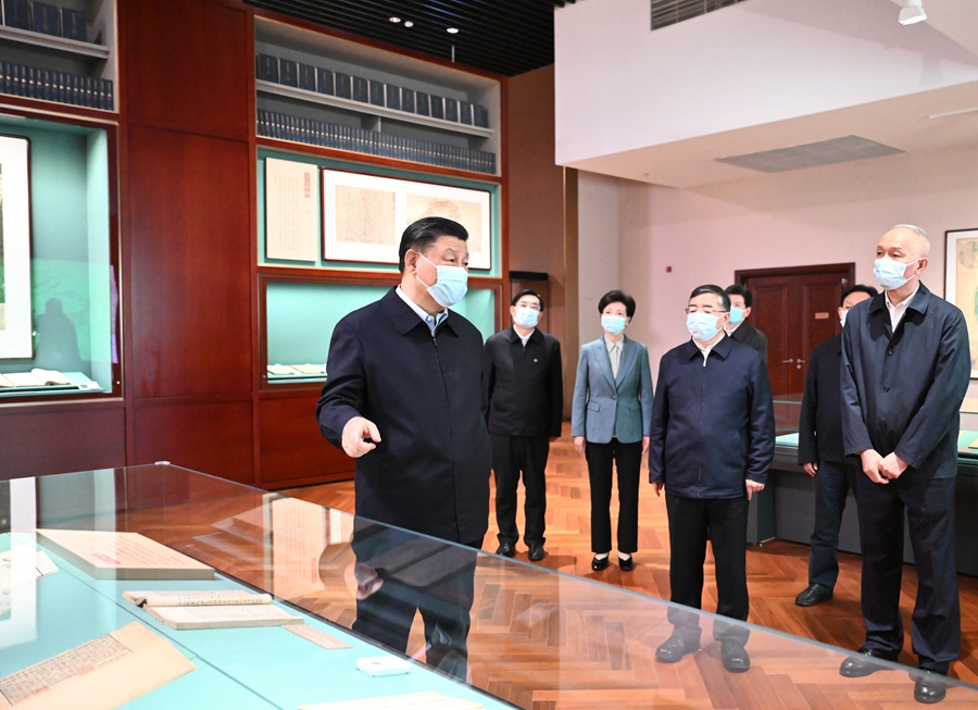 6月2日,中共中央总书记、国家主席、中央军委主席习近平在北京出席文化传承发展座谈会并发表重要讲话。这是座谈会前,习近平1日下午在中国国家版本馆考察。
